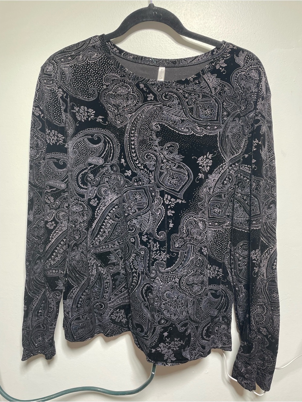 White Stag Black Long-Sleeve Paisley Print Top